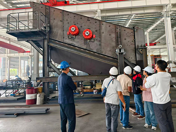 Vietnamese Client Delegation Visits Meishuo Intelligent, Highly Recognizing Heavy-duty Circular Vibrating Screen and Reaching Purchase Intention