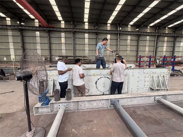 Visite sur site : Des clients internationaux visitent l'usine SDMAK pour inspecter la ligne de production de concasseur à mâchoires 600x900